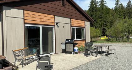 HIDE-A-WAY SUITE RETREAT … Just Steps Away From shoreline on Bitterroot Lake