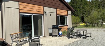 HIDE-A-WAY SUITE RETREAT … Just Steps Away From shoreline on Bitterroot Lake
