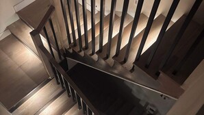 Eine Treppe mit Holzbodenstufen und Metallgeländern.