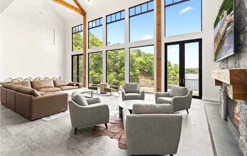 New Waterford Lakefront Retreat. Pool, Hot Tub, Sauna, 7 Bed 8 Bath Sleeps 30