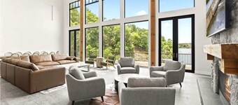 New Waterford Lakefront Retreat. Pool, Hot Tub, Sauna, 7 Bed 8 Bath Sleeps 30
