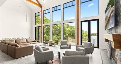 New Waterford Lakefront Retreat. Pool, Hot Tub, Sauna, 7 Bed 8 Bath Sleeps 30