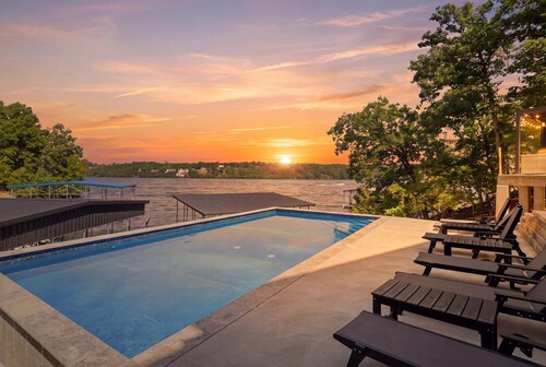 Waterford Lakefront Retreat 7 Bed 8 Bath Sleeps 30