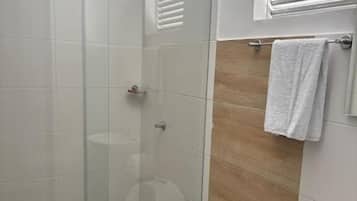Ducha, toallas, jabón, papel higiénico