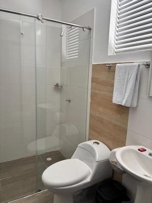 Ducha, toallas, jabón, papel higiénico