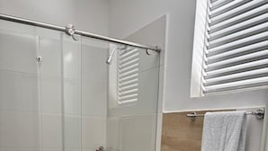 Standaard eenpersoonskamer | Badkamer | Een douche, handdoeken, zeep, toiletpapier