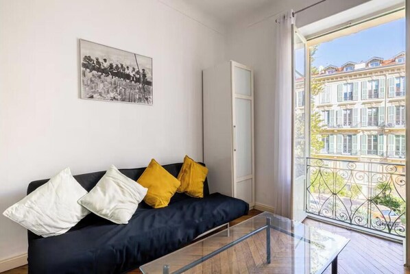 Living area - PERFECTLY POSITIONED BETWEEN THE PROMENADE DES ANGLAIS & SAINT-NICOLAS CATHEDRAL (Nice)