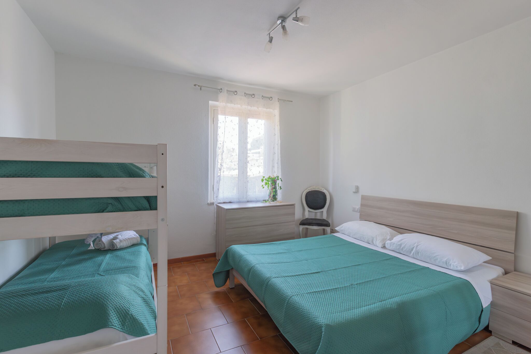 5 quartos, ferros/tábuas de passar roupa, Wi-Fi, roupa de cama