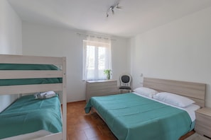 5 chambres, fer et planche à repasser, Wi-Fi, draps fournis