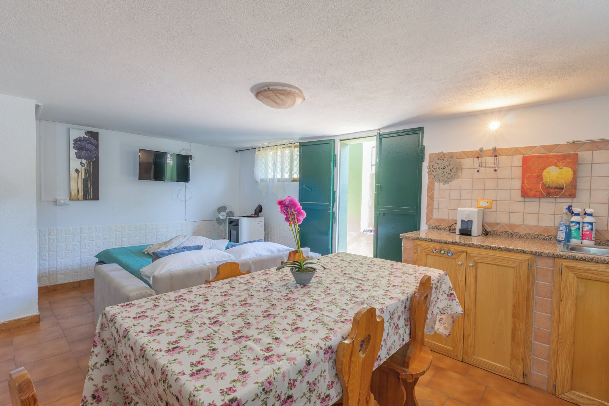 5 bedrooms, iron/ironing board, WiFi, bed sheets