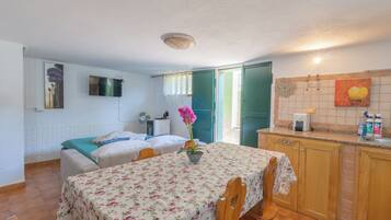 5 bedrooms, iron/ironing board, WiFi, bed sheets