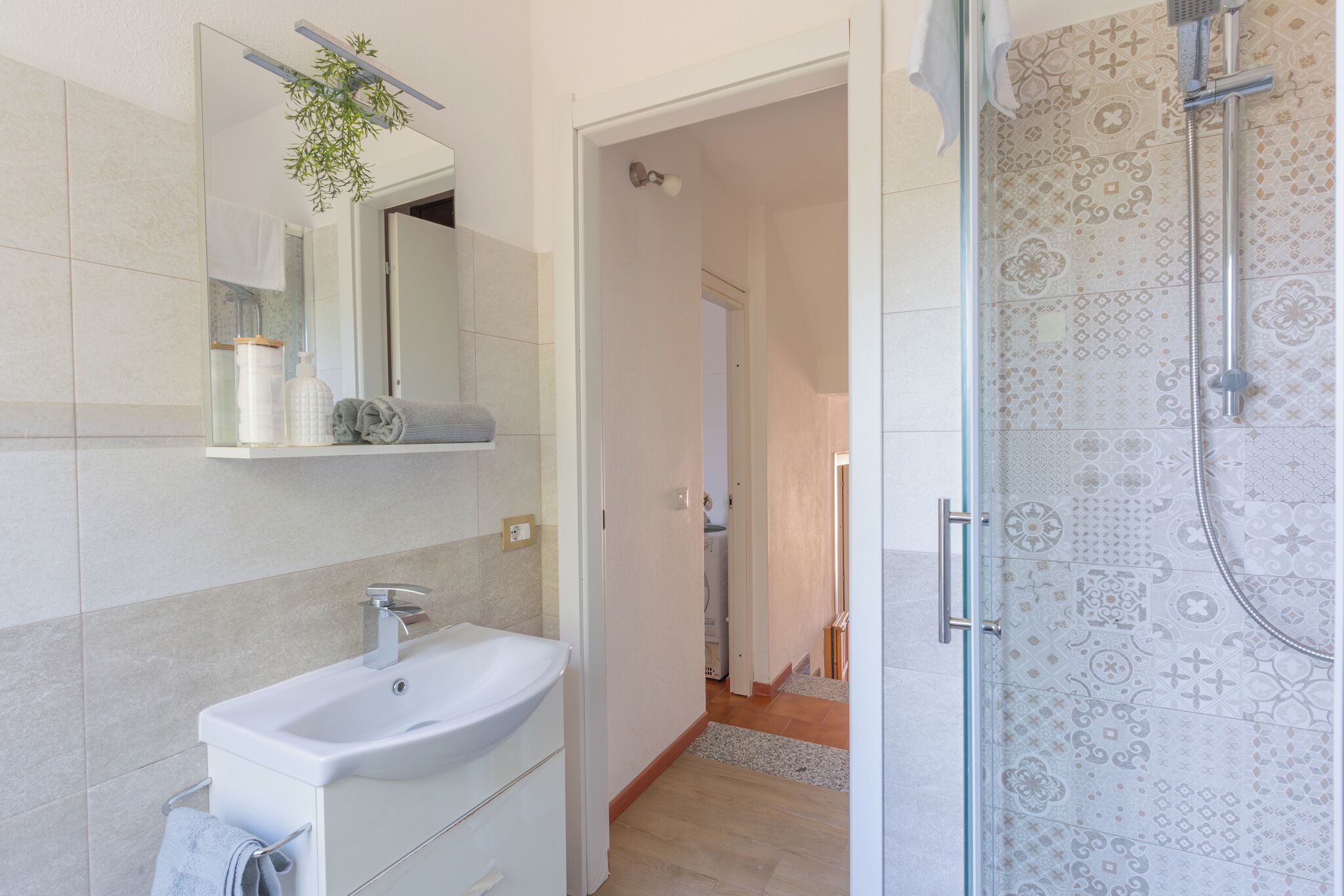 Douche, sèche-cheveux, bidet, serviettes fournies