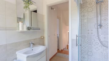 Douche, sèche-cheveux, bidet, serviettes fournies