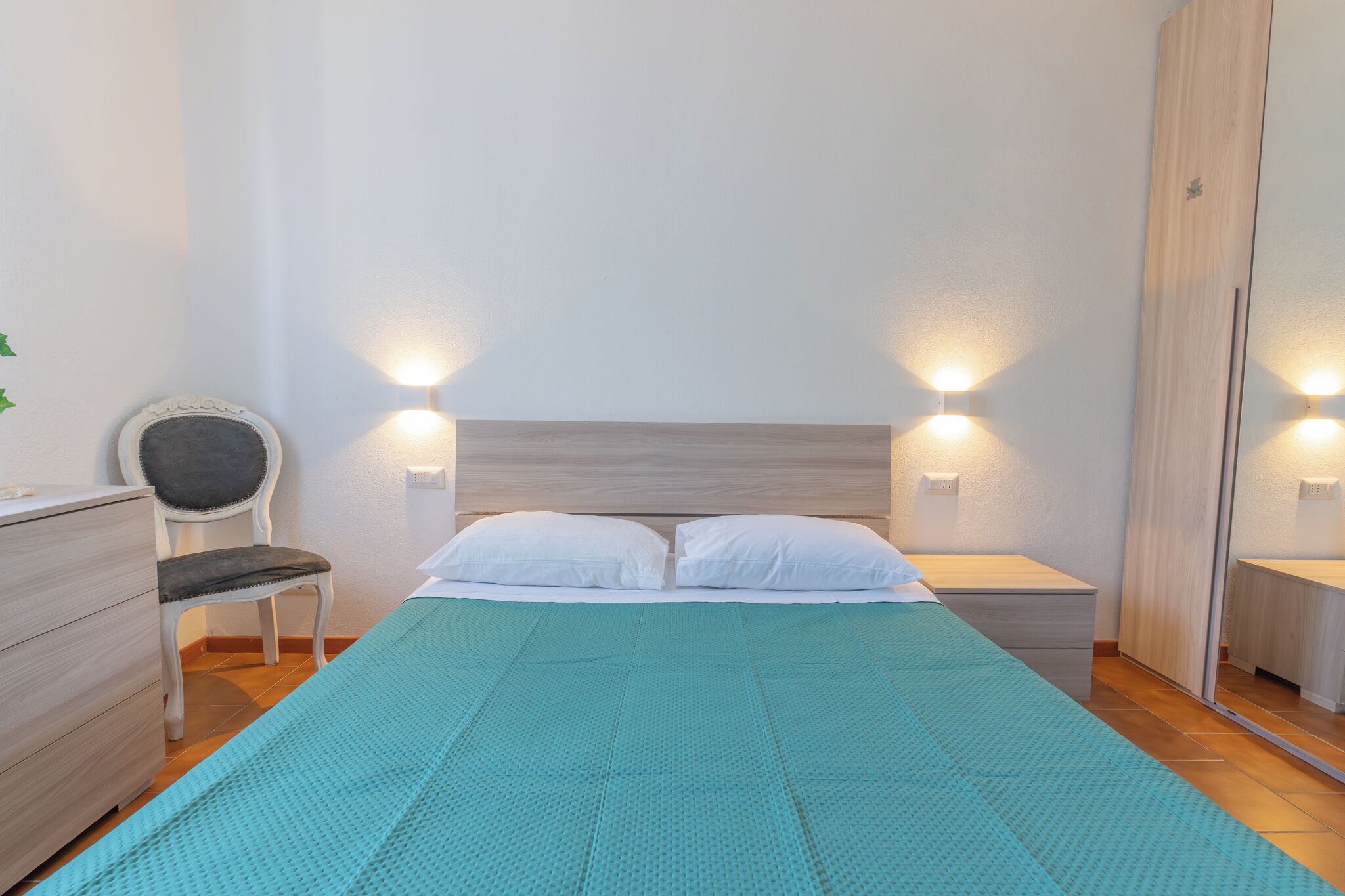 5 bedrooms, iron/ironing board, WiFi, bed sheets