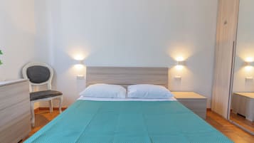 5 bedrooms, iron/ironing board, WiFi, bed sheets