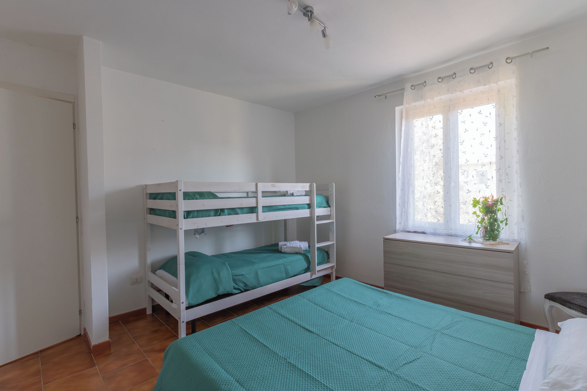 5 bedrooms, iron/ironing board, WiFi, bed sheets