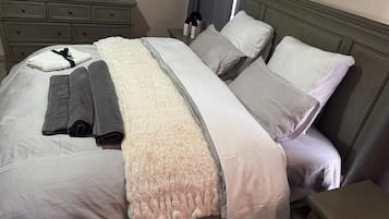 3 bedrooms, iron/ironing board, WiFi, bed sheets