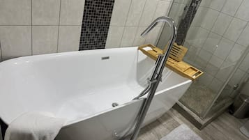 Dusche, Handtücher, Seife, Toilettenpapier