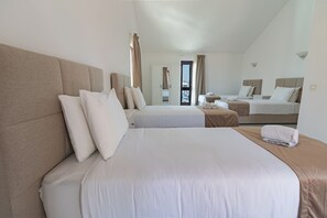 A hotel room with two beds, a wardrobe, and a view through a door. - Apartamento Vintage | 4 bedrooms | Vilamoura Marina (Vilamoura)