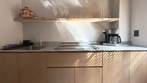 A modern kitchen with a stainless steel sink, a coffee maker, and a wooden countertop. - NEW Beautiful loft - KS bed - A/C Roma Norte (Ciudad de México)