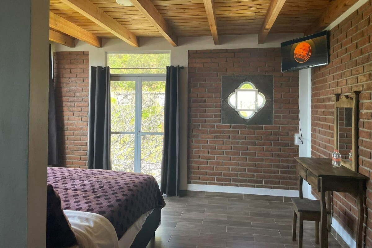 Chambre Classique, 1 très grand lit, vue montagne