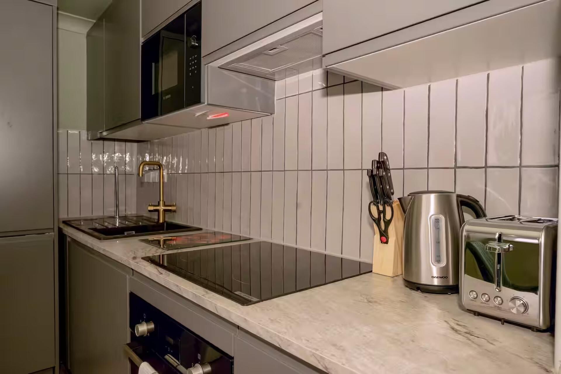 Eine moderne Küche mit eingebauter Mikrowelle, Herd und Toaster.