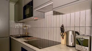Una cocina moderna con microondas, estufa y tostadora integrados.