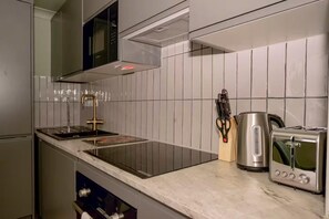 Eine moderne Küche mit eingebauter Mikrowelle, Herd und Toaster.