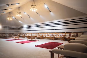 Tenda de campanya presidencial, pati, vistes al complex turístic | Interior
