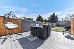 Outdoor dining - The Ultimate Hangout 4BR Modern House with Garden (Enfield)
