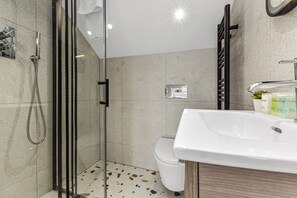 Bathroom - The Ultimate Hangout 4BR Modern House with Garden (Enfield)