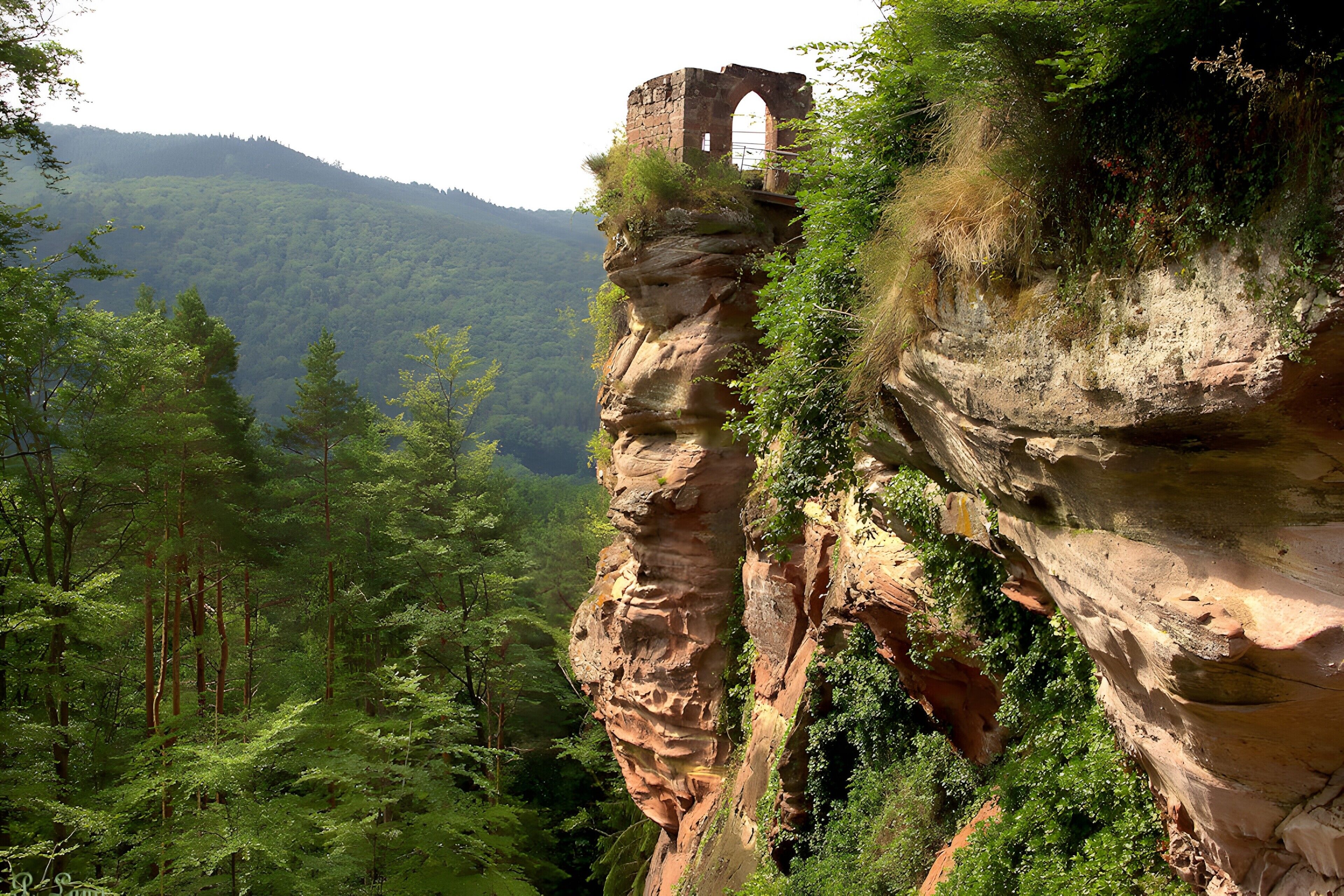Formação rochosa natural com uma pequena construção em ruínas no topo.