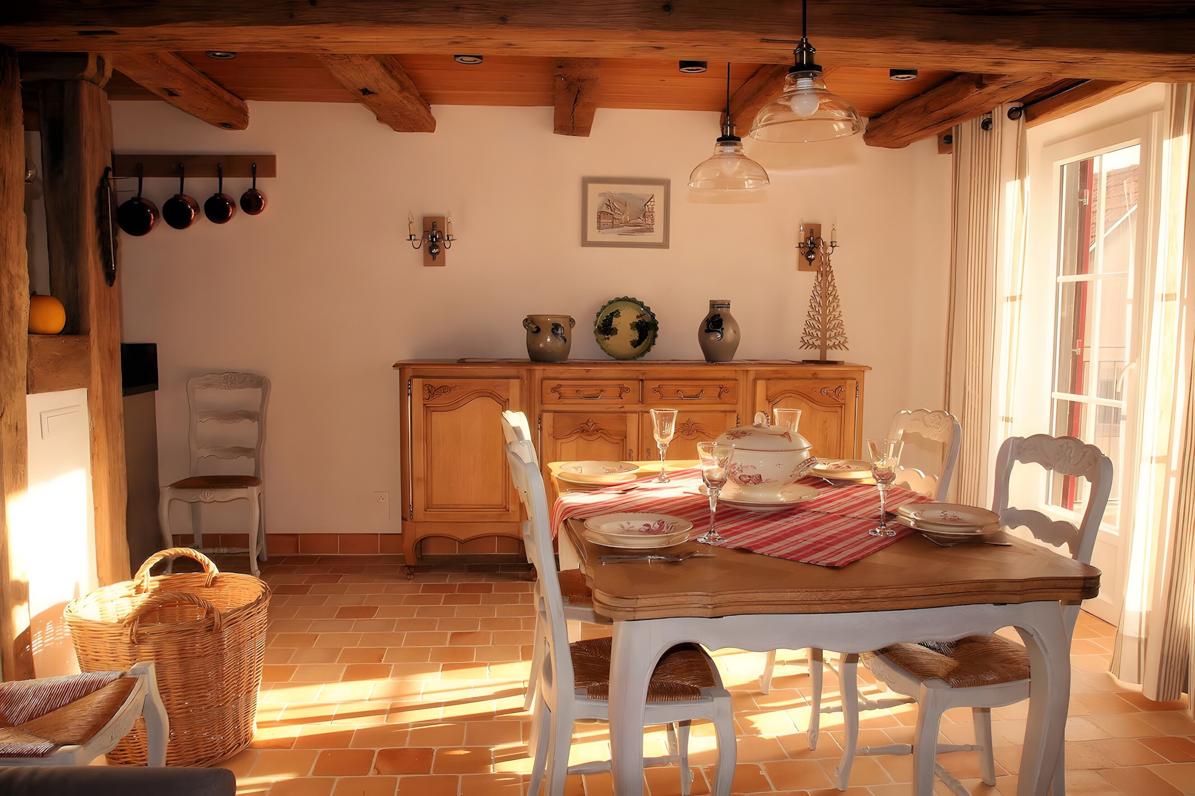 Un comedor con una mesa de madera preparada para cuatro personas, rodeada de sillas blancas.