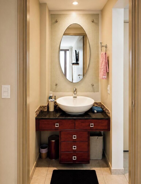 Bathroom - Flat Alto at Copac@bana Executive (Rio de Janeiro)