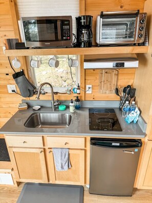Private kitchen - Secluded tiny house overlooking Lake Superior (Silver Bay)