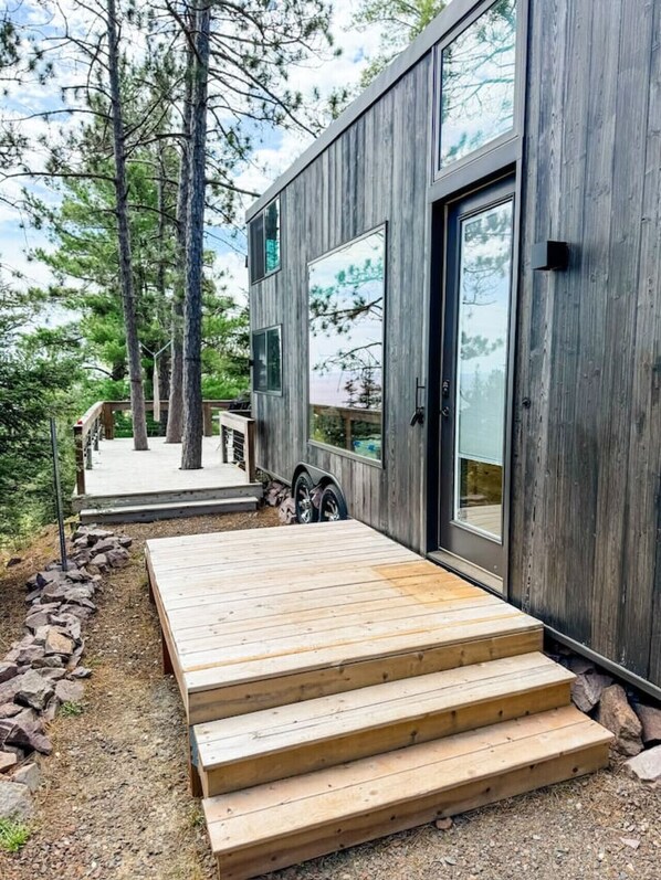 Terrace/patio - Secluded tiny house overlooking Lake Superior (Silver Bay)