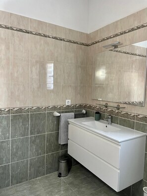 Shower, hair dryer, towels, toilet paper - Maison lumineuse entre mer et montagne (Pego)