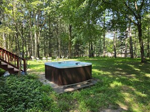 Outdoor spa tub - Peaceful Woodstock Retreat in the Catskills family friendly, spacious 6 bedroom (Woodstock)