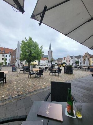 Outdoor dining - Vacation Home on the Avenue (Kalkar)