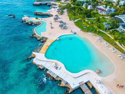 Steps from the Sea and luxury infinity pool access