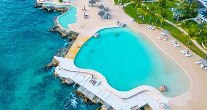 Steps from the Sea and luxury infinity pool access