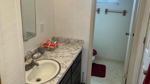 Bathroom - Lindo Studio. Perfect house in enchanting Richmond for a relaxing getaway (Richmond)