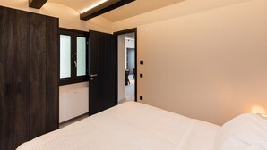 Luxury 2-Bedrooms Apartment with private Hot Tub and Sea View | Allergitestade sängkläder och värdeförvaringsskåp på rummet
