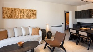 Luxury 2-Bedrooms Apartment with private Hot Tub and Sea View | Oppholdsområde | En 50-tommers smart-TV med Parabol-TV
