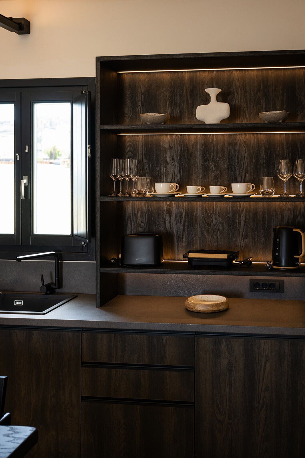 Luxury 2-Bedrooms Apartment with private Hot Tub and Sea View | Privékitchenette | Een espressoapparaat, een mini-koelkast, een oven, een kookplaat