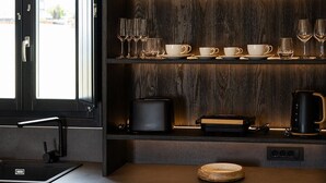 Luxury 2-Bedrooms Apartment with private Hot Tub and Sea View | Eget pentry | Espressobryggare, minikylskåp, ugn och spishäll