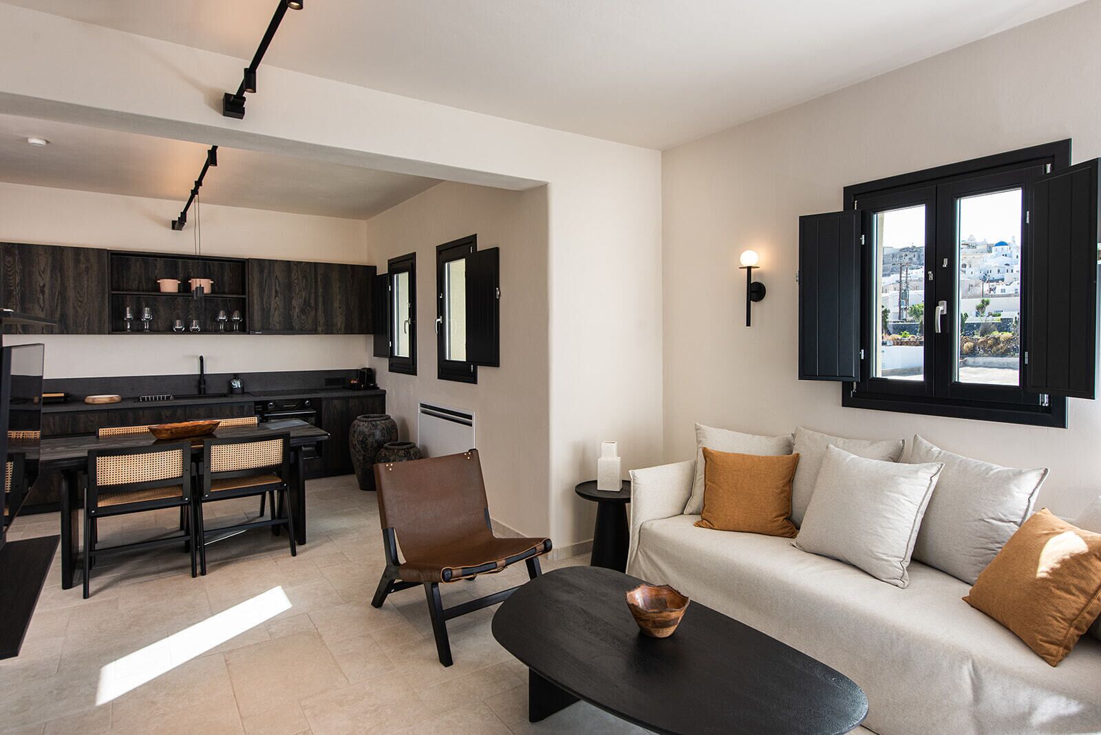 Luxury 1-Bedroom Apartment with private Hot Tub and Sea View-Upper Floor | Woonkamer | Een 50-inch smart-tv met satellietzenders
