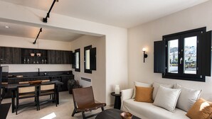 Luxury 1-Bedroom Apartment with private Hot Tub and Sea View-Upper Floor | Vardagsrum | 50-tums smart-tv med satellitkanaler