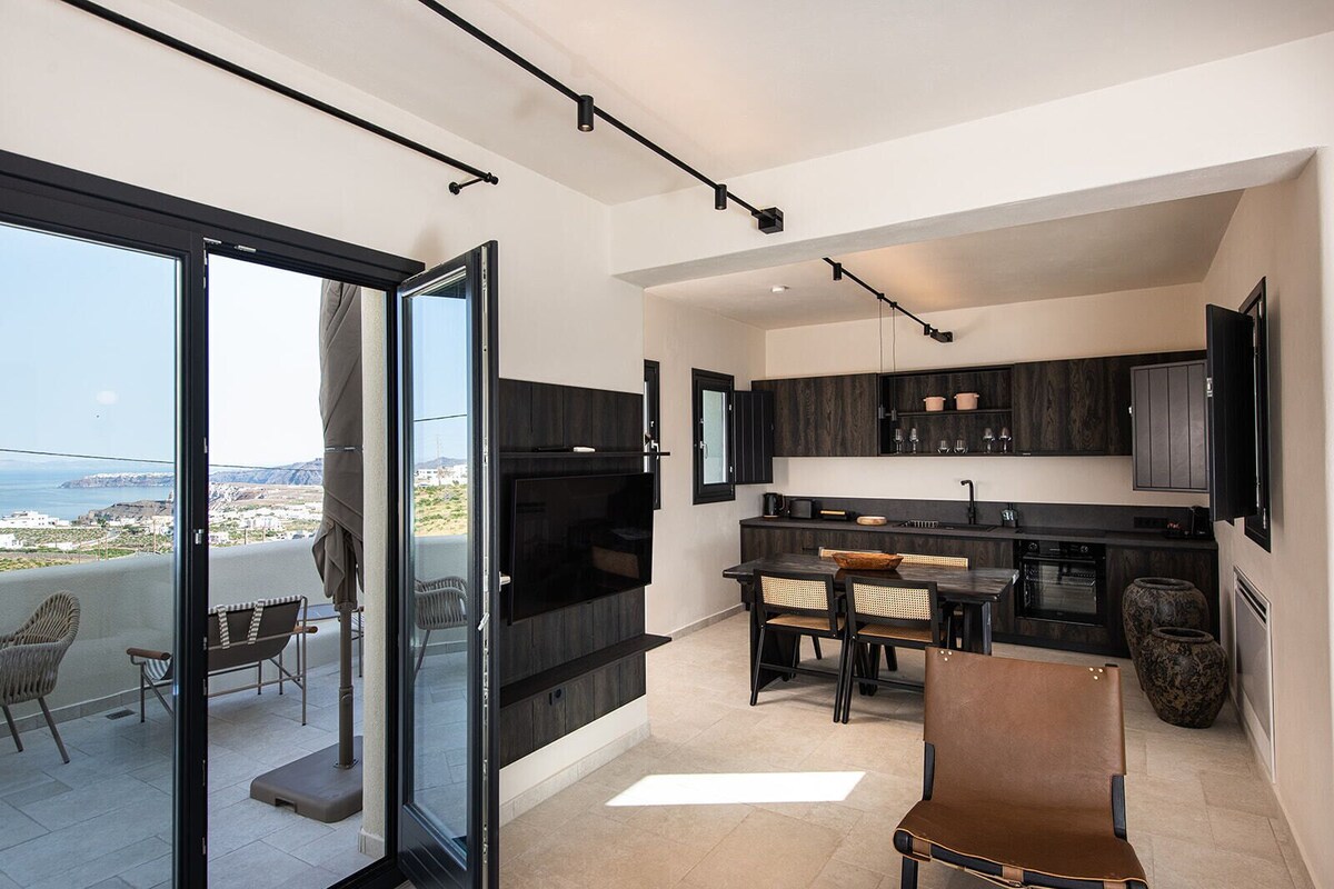 Luxury 1-Bedroom Apartment with private Hot Tub and Sea View-Upper Floor | Ruang tamu | 50 inci sebuah televisyen pintar dengan satelit 