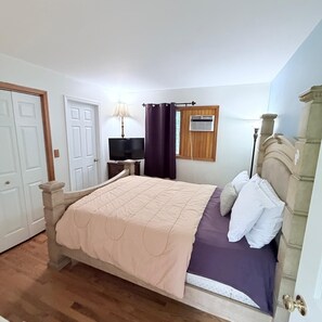 5 bedrooms, WiFi (free), bed sheets